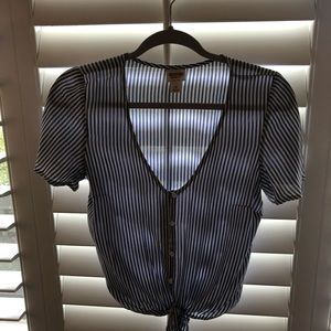 Searsucker print tie front top